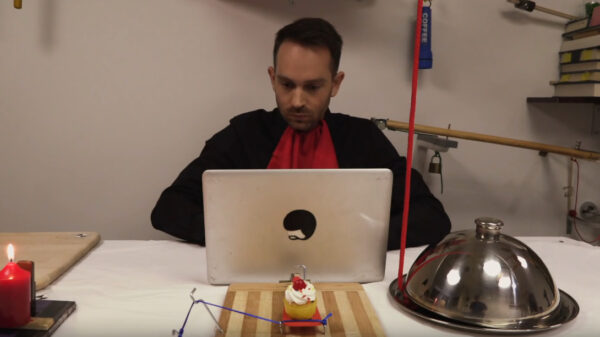 Dankzij deze machine krijg je tijdens het eten veel meer gedaan