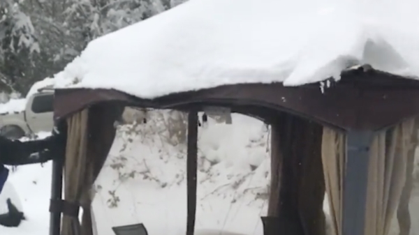 Niet de allerbeste manier om je tent sneeuwvrij te maken
