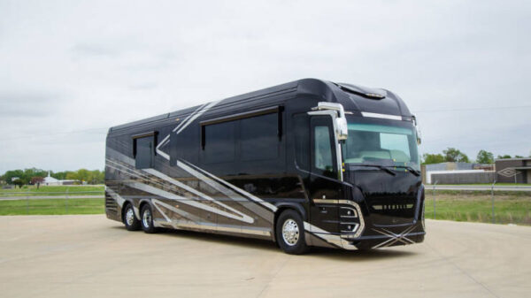 Deze door Porsche ontworpen 'woonmobiel' van slechts $2 miljoen is voorzien van alle luxe!