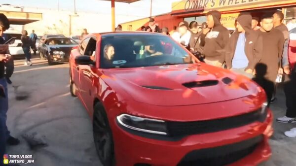 Dodge Hellcat drift het publiek in en bezorgt toeschouwer een ritje ziekenhuis