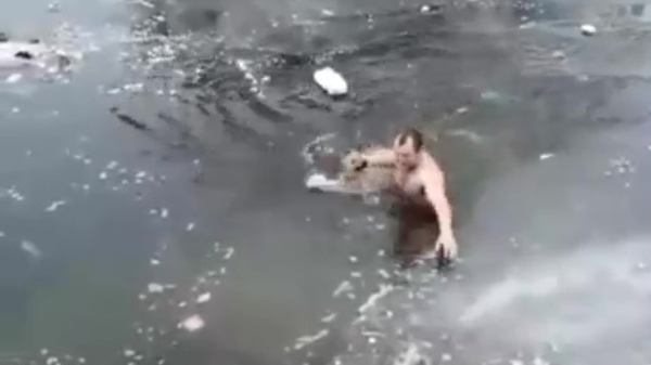 Russische held van de dag redt een pup uit het stervenskoude water