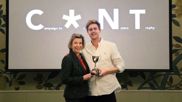 Sneeuwvlokjes met humor laten Katie Hopkins de hele wereld over vliegen voor een nep-award