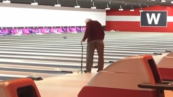 Bejaarde bowlingbaas neemt zijn tijd voor een worp
