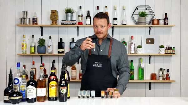 Barman mixt en at een aantal shotjes om het weekend goed door te komen