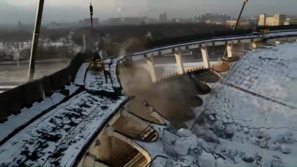 Russisch stadion stort volledig in tijdens werkzaamheden, bouwvakker kan niet meer ontkomen