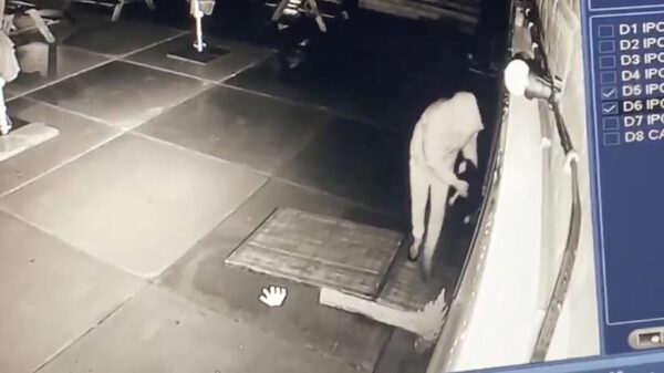 Idioot die restaurant Q-Beach in Badhoevedorp in de hens zet op camera vastgelegd