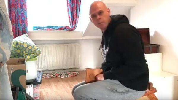 Hobbelpaard, hobbelpaard, deze man zit op zijn hobbelpaard