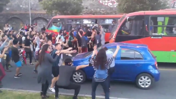 In Chili een groep demonstranten passeren? Dan moet je eerst een dansje doen