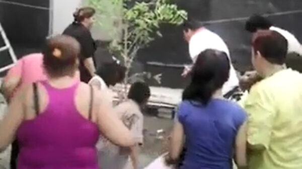 Emilio houdt zich niet in als hij de piñata mag meppen