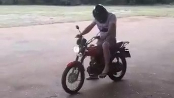 Wannabe-Evel Knievel gaat voor een zeer gewaagde wheelie op zijn motor