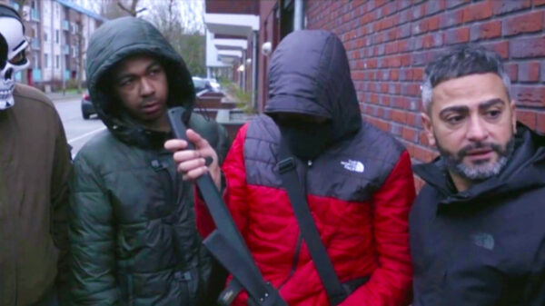 WTF: sommige 14-jarigen gaan gewoon met een enorm kapmes over straat