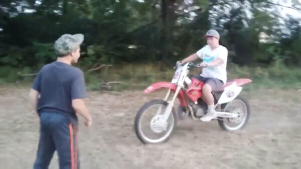 Het redneck-stuntteam levert weer een mooie show af: vandaag gaan we motorrijden