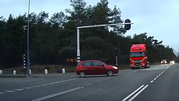 Tokkiechauffeur vlamt op volle snelheid door rood op de Stationsweg in Wezep