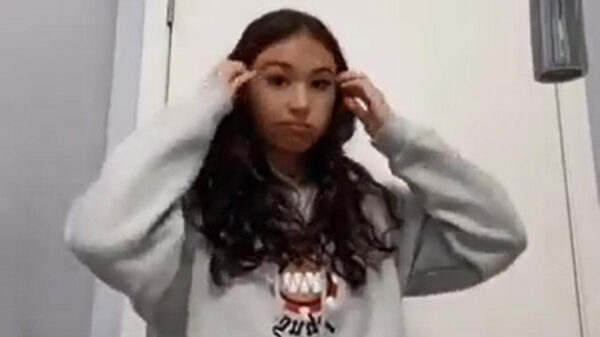 Vanwege een 'aandoening' moet ze een oversizede trui aan