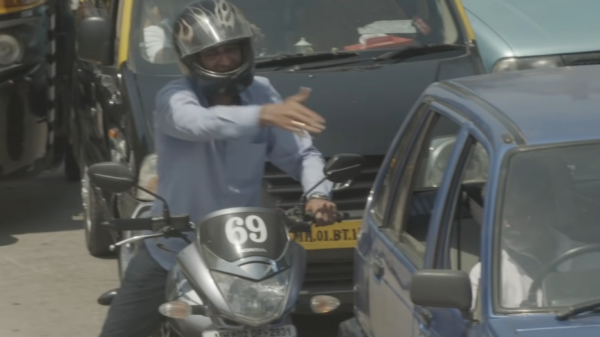 Verkeerspolitie in Bombay heeft geniale manier om dat irritante getoeter aan te pakken