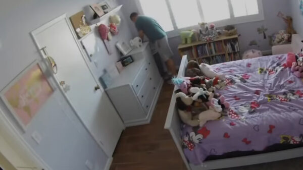 US Marshal op nannycam vastgelegd terwijl hij aan peuter-ondergoed snuffelt