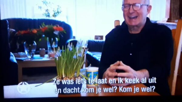 Het hitsige hondje van boer Geert laat zich lekker gaan op de bank