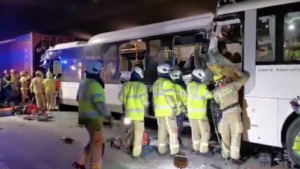 Bulgaarse vrachtwagenchauffeur klapt op stilstaande auto's: 1 dode en 49 gewonden