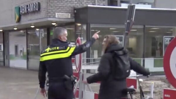 Hilarisch: ome agent laat zich niet afbekken en roept "JE MOEDER!" naar fietser