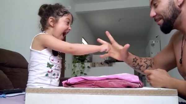 Feelgood: een heerlijke potje "Rock paper scissors" met je dochter spelen