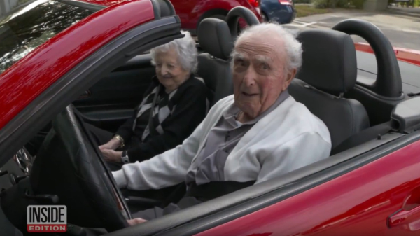 De 107-jarige Joe Newman zit nog altijd achter het stuur van zijn felrode cabriolet