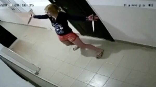 Gekkie komt op het politiebureau verhaal halen met twee messen in haar handen