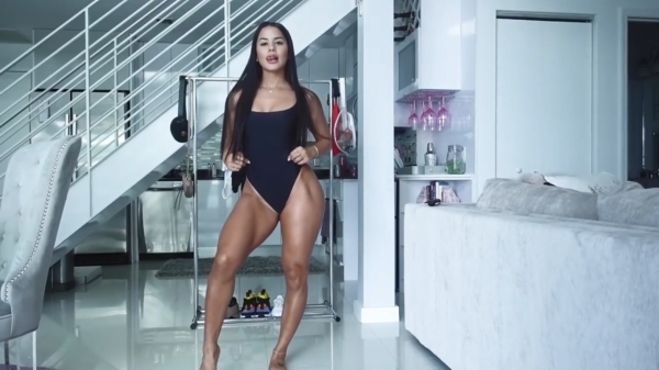 De charmante Katya Elise Henry vliegt door haar klerenkast in deze haastige try on-video