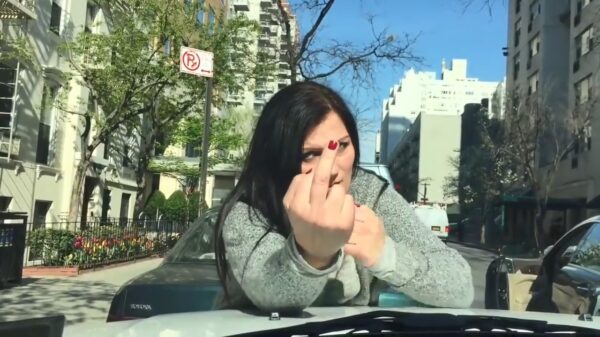 Gekkie trommelt er vrolijk op los tijdens deze gedenkwaardige verkeersruzie