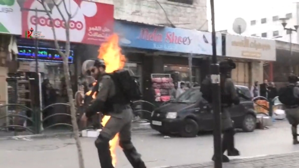 Grenspolitieagent krijgt molotovcocktail tegen zijn porem tijdens botsingen met Palestijnen in Hebron