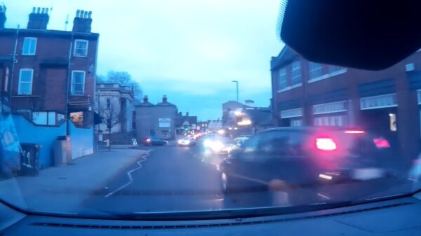 Vader legt zijn koter uit wat karma is als hij wordt afgesneden door een tokkiechauffeur