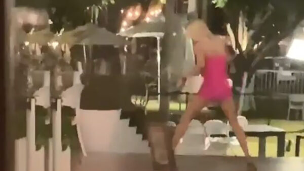 Baldadig blondje heeft iets teveel wijntjes op