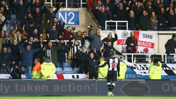 LOL: Newcastle-fan viert doelpunt door met zijn 'Jaap Stam' te helikopteren