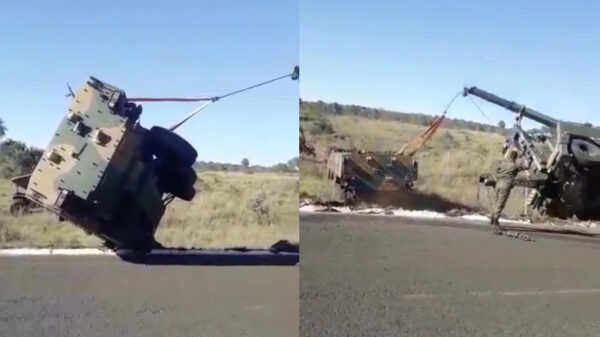 Legervoertuig weer op zijn kant zetten blijkt een knap gevaarlijke onderneming