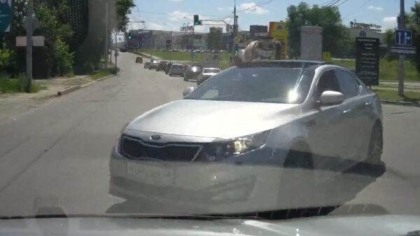 Overmoedige file-inhaler maakt van dichtbij kennis met een auto van rechts