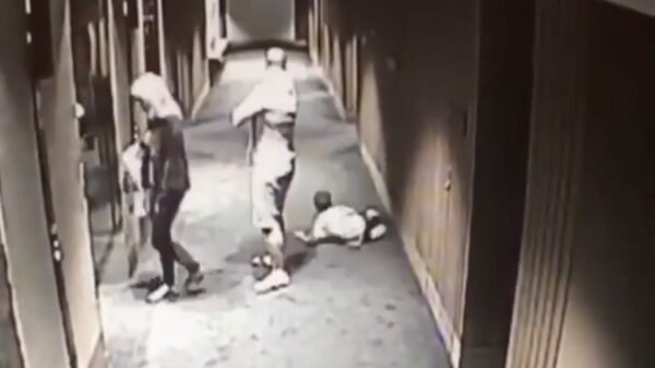 Mannetje wordt gevloerd door zijn vader maar neemt heerlijk wraak