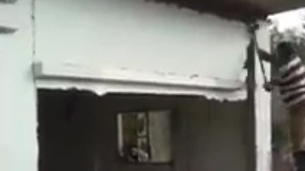 Handige Henk probeert een gebouw te slopen