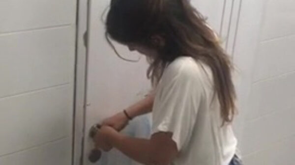 Dame maakt net iets te enthousiast de deur open