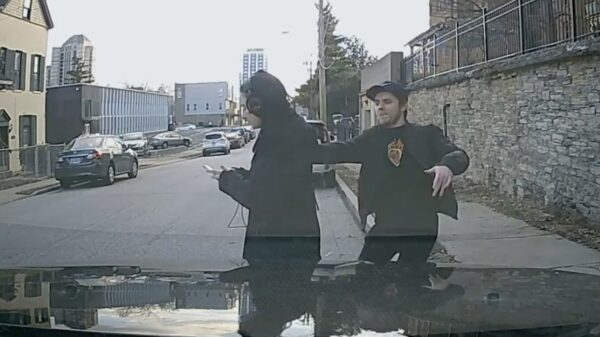 Appende Truus met koptelefoon wordt nét niet ondersteboven gereden dankzij oplettende eindbaas