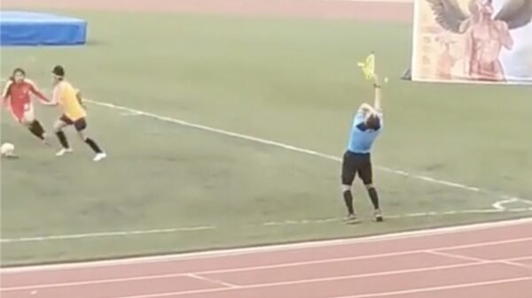 Een potje damesvoetbal is voor deze grensrechter een aaneenschakeling van facepalms