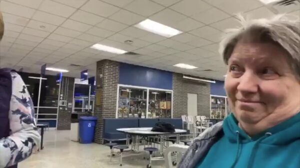 Homofobe kiezer ontdekt dat haar presidentskandidaat Pete Buttigieg homo is