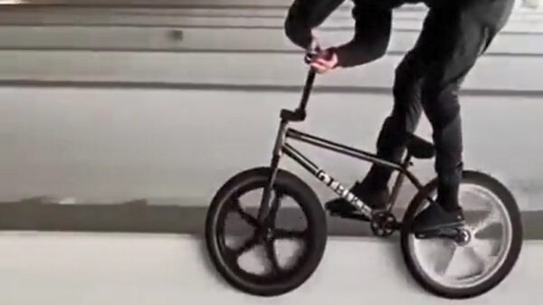 BMX'er showt zijn zieke skills in de parkeergarage