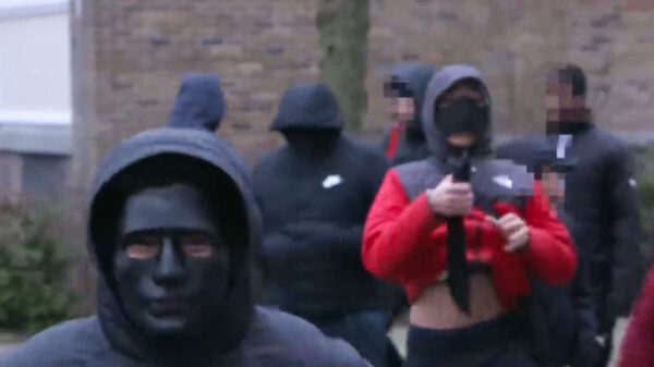 Danny gaat de straat op en vraagt zich af: "Zorgt DRILL RAP voor dodelijke steekpartijen?"