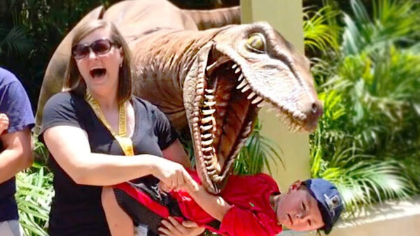 Velociraptor laat mensen tijdens fotomomentje in pretpark in hun broek poepen