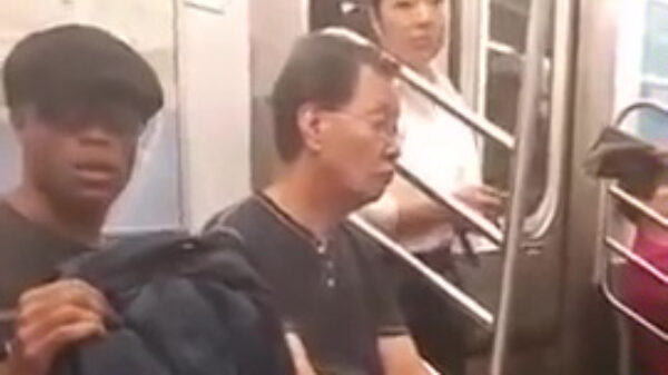 Treinrukker betrapt en voor paal gezet door schreeuwerige dame