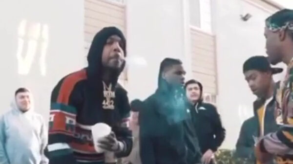 Harde gangsta's schrikken zich het apezuur van een machinegeweer