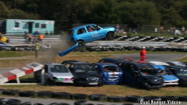 Stuntpiloten jumpen met hun gare rammelkast over auto's bij de Angmering Raceway