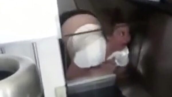 Supersnelle dame ziet glazen afscheiding over het hoofd