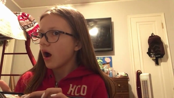 Youtube-video van meisje wordt bruut verstoord door haar broertje