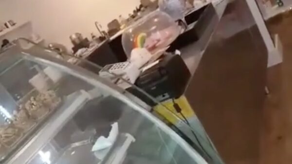 Beelden opgedoken van man die de antimoorkop-bakker "bedreigt"