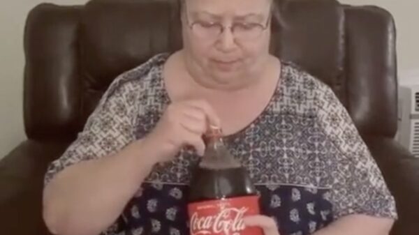 Moeke test of die internetfilmpjes met Mentos en cola wel echt zijn